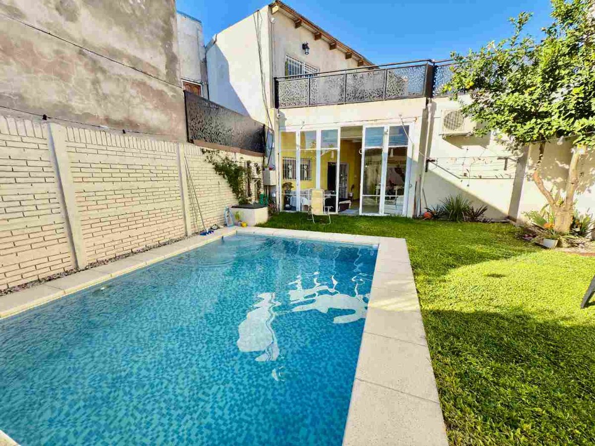 CASA 6 AMBIENTES EN VENTA EN LLAVALLOL CON PILETA