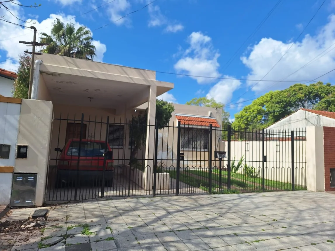 Casa de 4 ambientes en venta en Adrogué, Conscripto Bernardi 1800