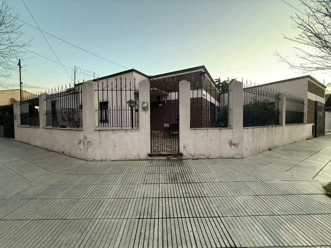 Casa de 5 ambientes en venta en Villa Tesei, Avenida Gobernador Vergara 1300