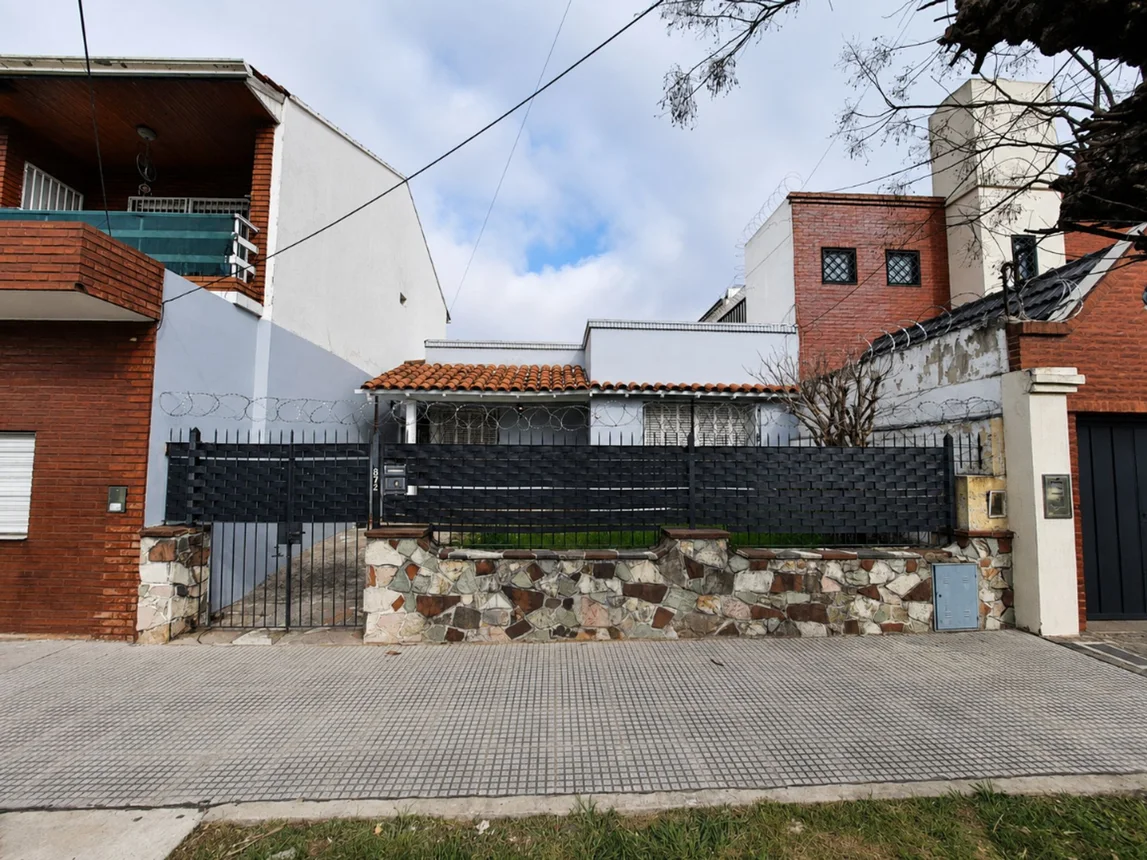Casa de 3 ambientes en venta en Bernal Oeste, Zapiola 800