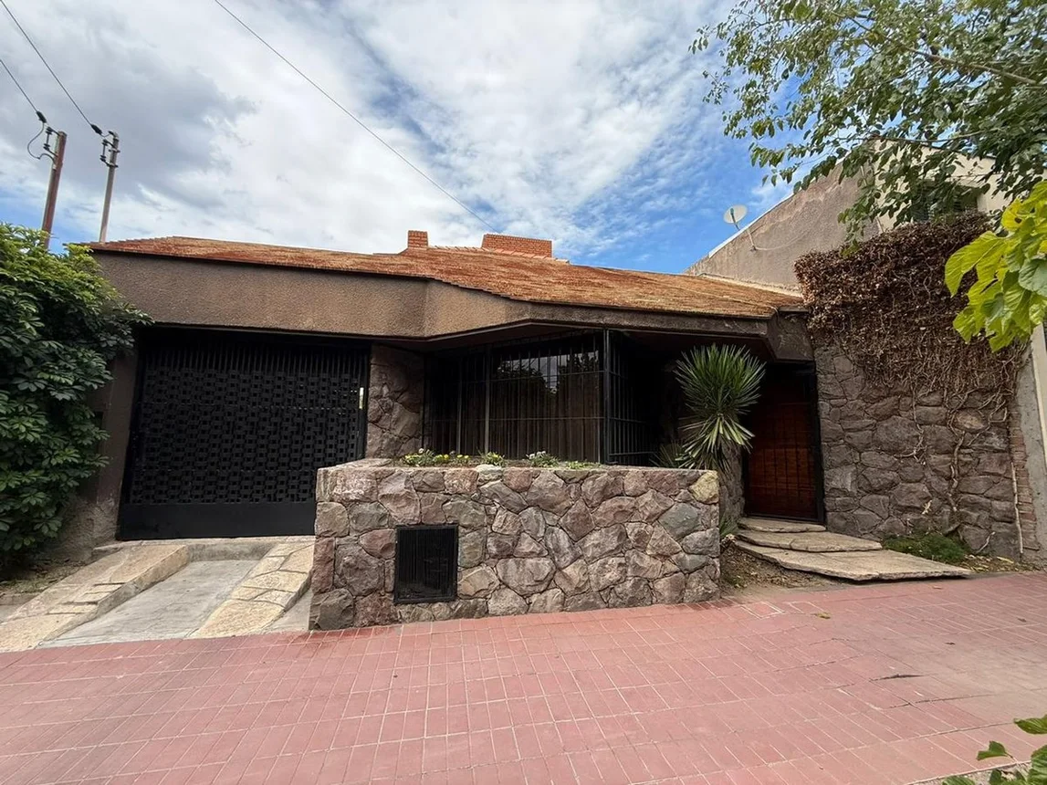 Casa de 5 ambientes en venta en Mendoza, Ingeniero Baglietto 3100