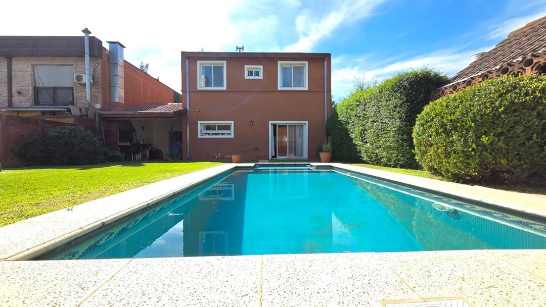 Venta Casa 4 Amb + Pileta + Jardin en Montecarlo