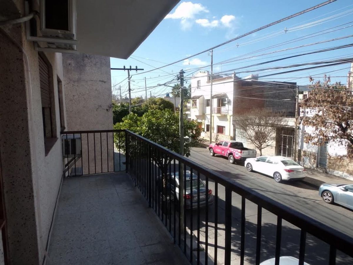 CASA CON 8 OFICINAS VENTA MACROCENTRO - foto 3