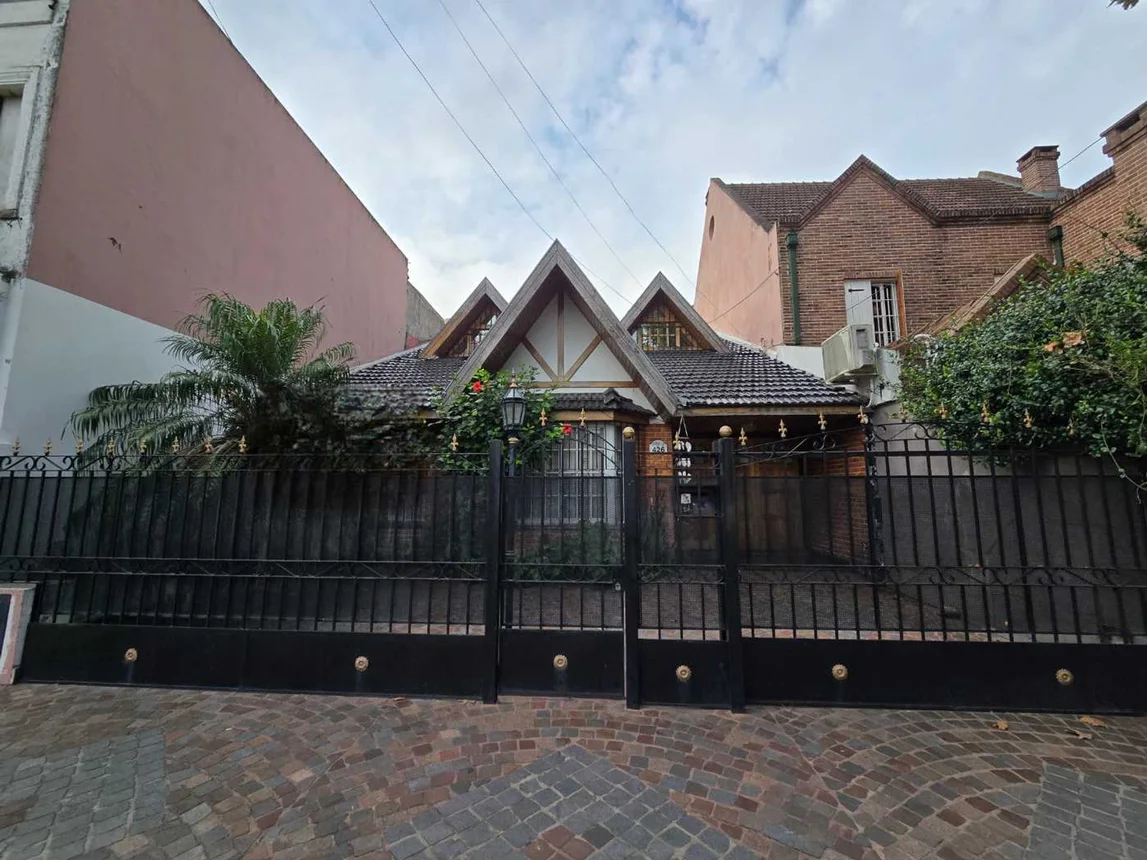 Casa de 4 ambientes en venta en Haedo, Constitución 400