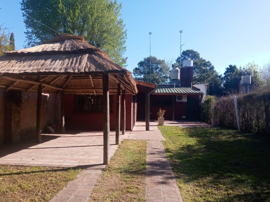 Alquiler casa con jardin y quincho 3 amb. Pilar