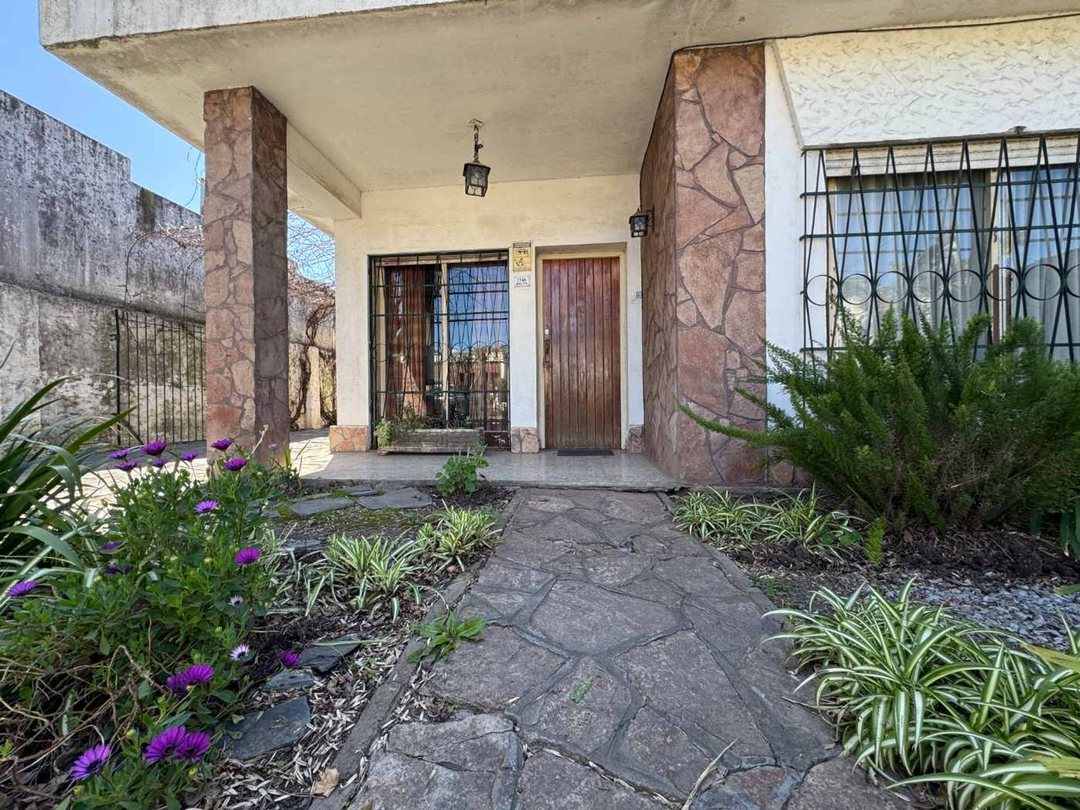 Venta Casa 4 Dormitorios y Jardín en Pilar Centro
