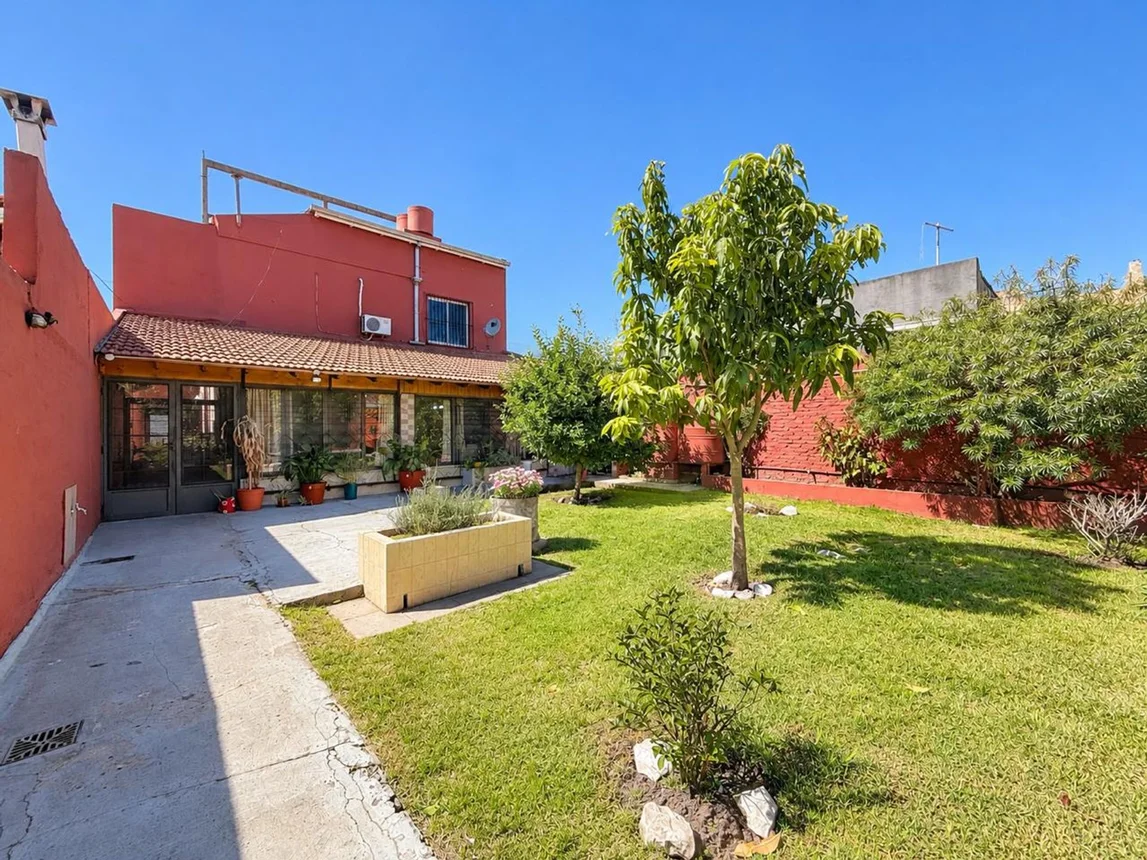 Gran propiedad sobre lote de 500 m² casa + dpto, foto 1