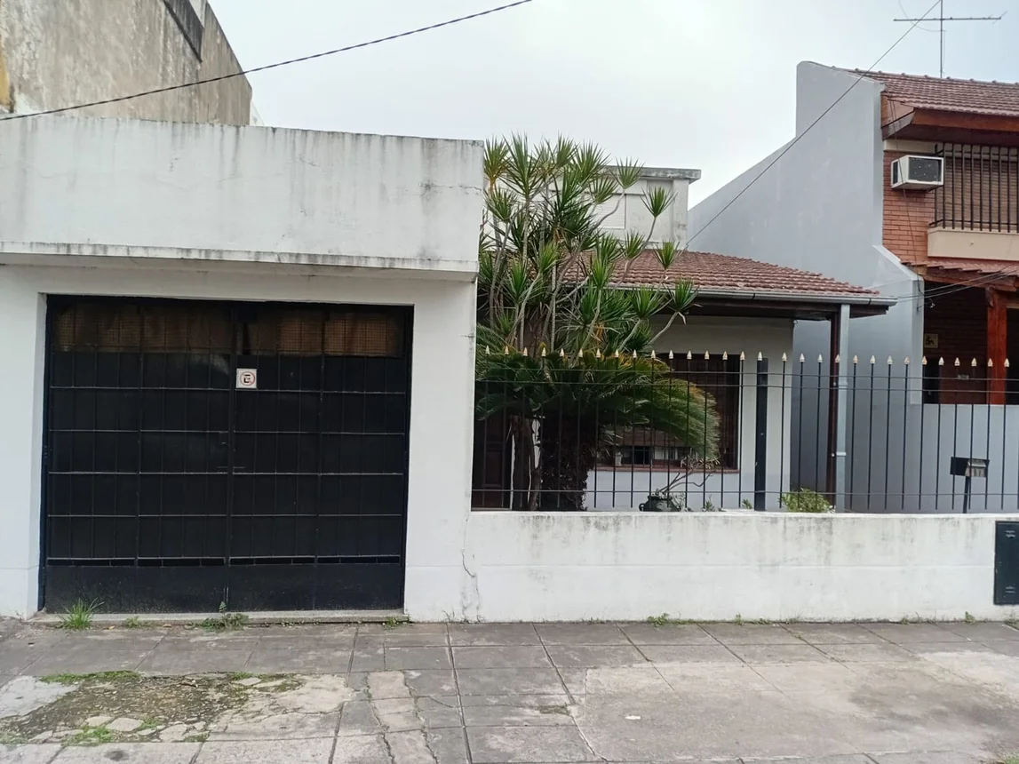 Casa de 3 ambientes en venta en Ramos Mejía, José González Castillo 200