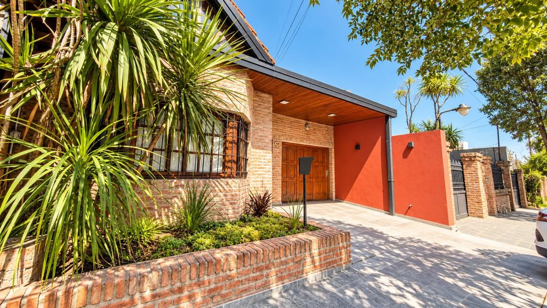 CASA EN VENTA LA PLATA 4 DORMITORIOS Y PISCINA