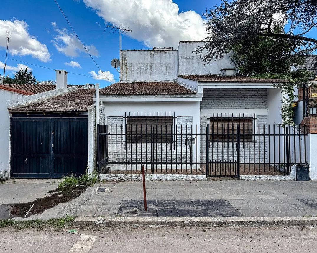 Casa de 4 ambientes en venta en Villa Luzuriaga, Ituzaingó 4100