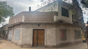 Venta casa esquina 2 plantas a reciclar Las Heras.