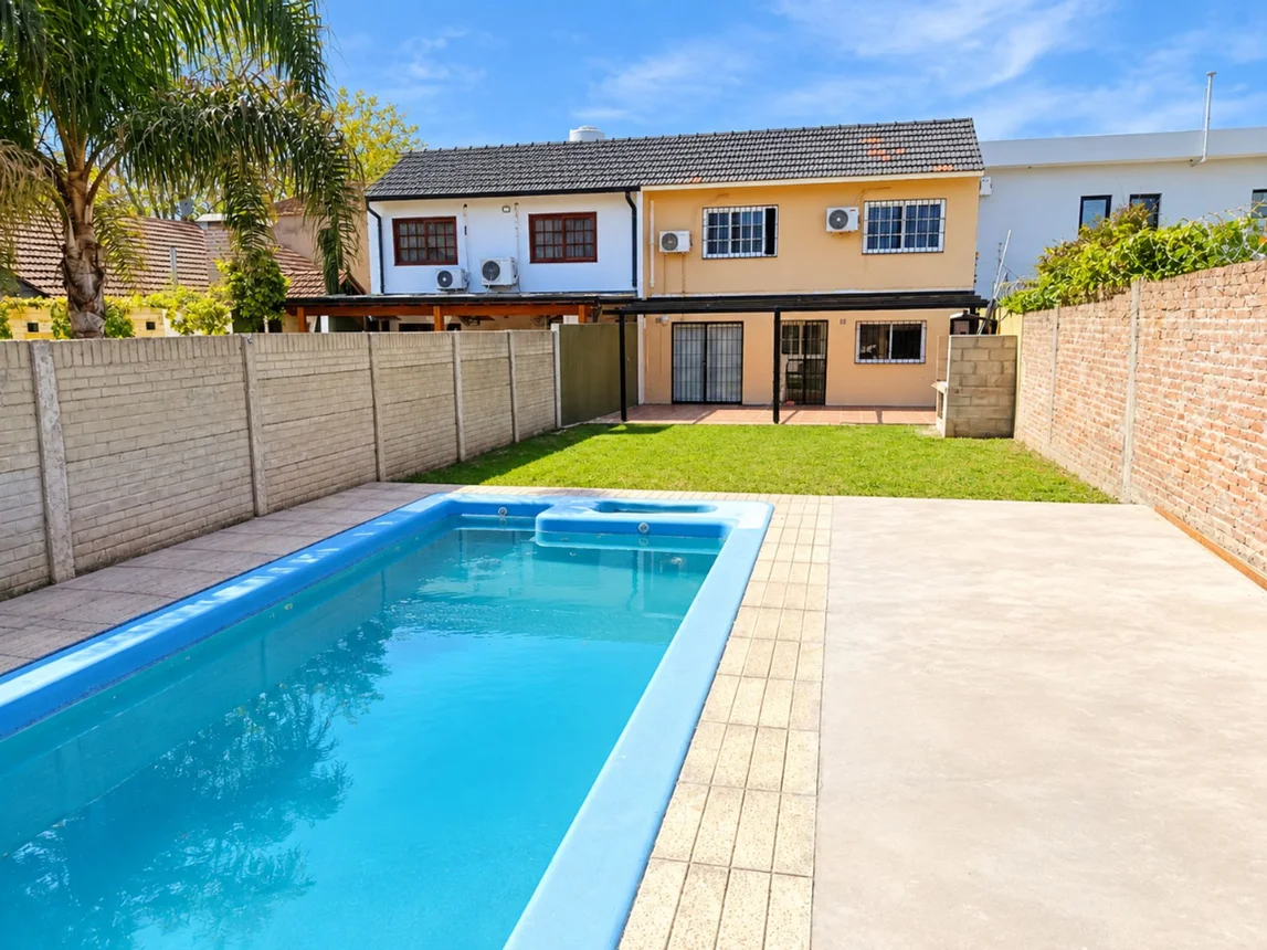 Casa dúplex de 5 ambientes en venta en Ranelagh, Calle 303 900