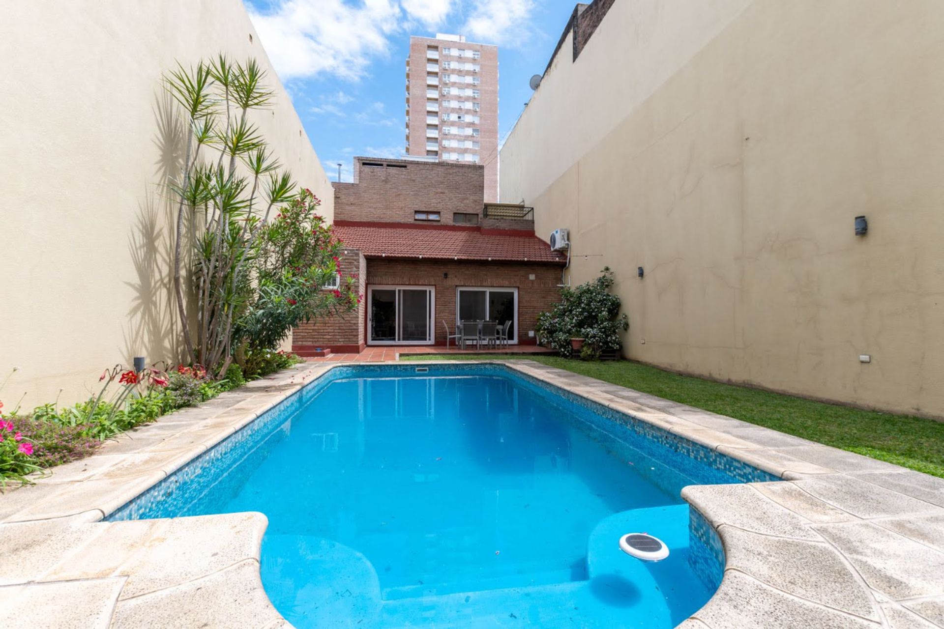 Casa + local en pleno centro con jardin y piscina