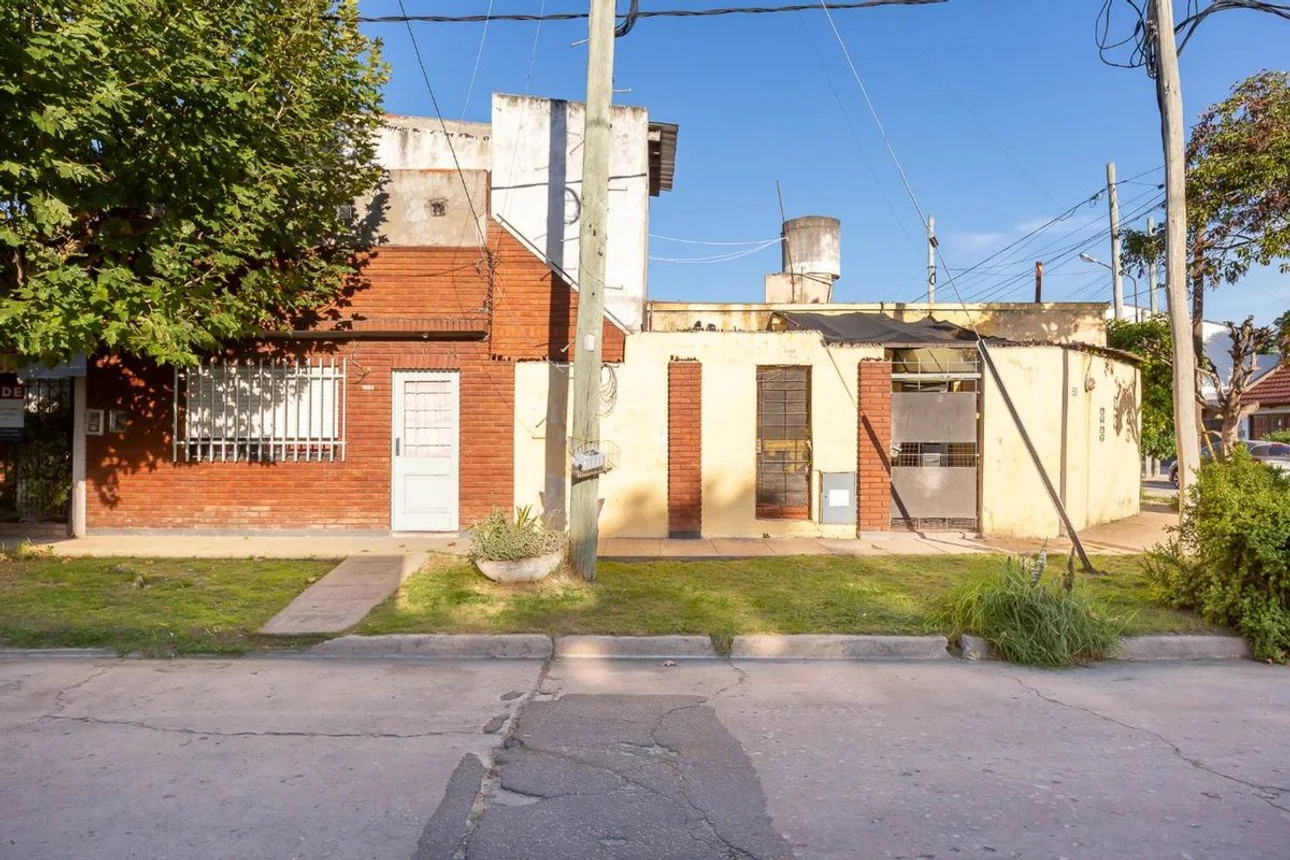 Casa de 5 ambientes en venta en Morón, Azul 1300