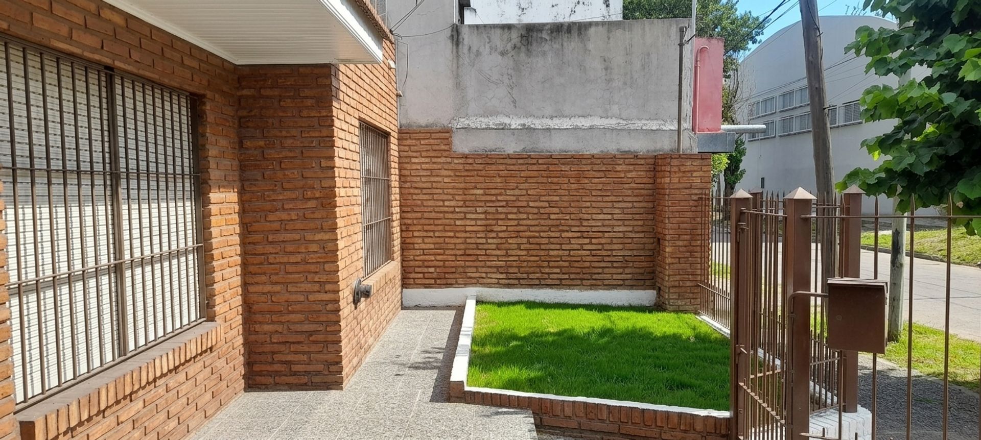 Foto 2 — CHALET 5 AMB. A  MTRS DE AV. LA PLATA , QUILMES