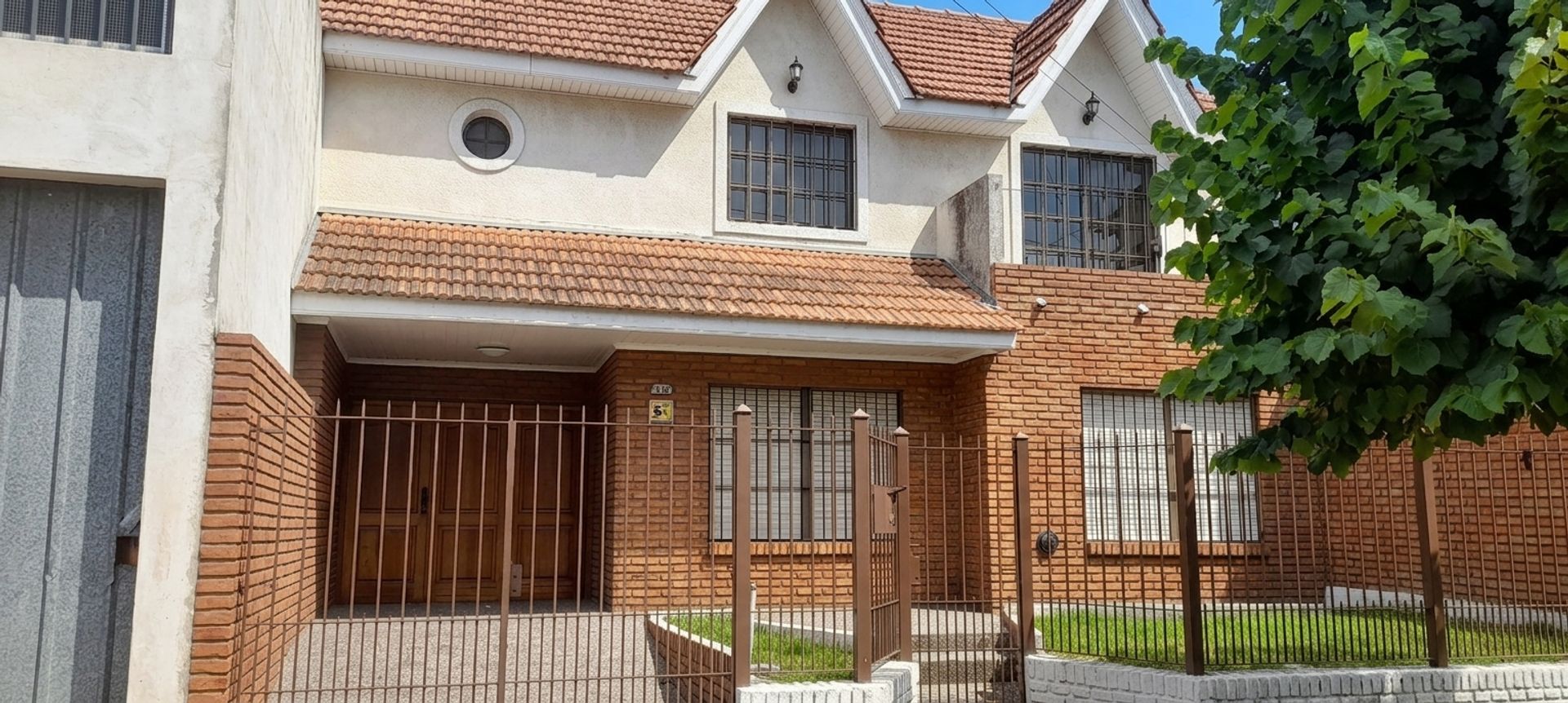 CHALET 5 AMB. A  MTRS DE AV. LA PLATA , QUILMES