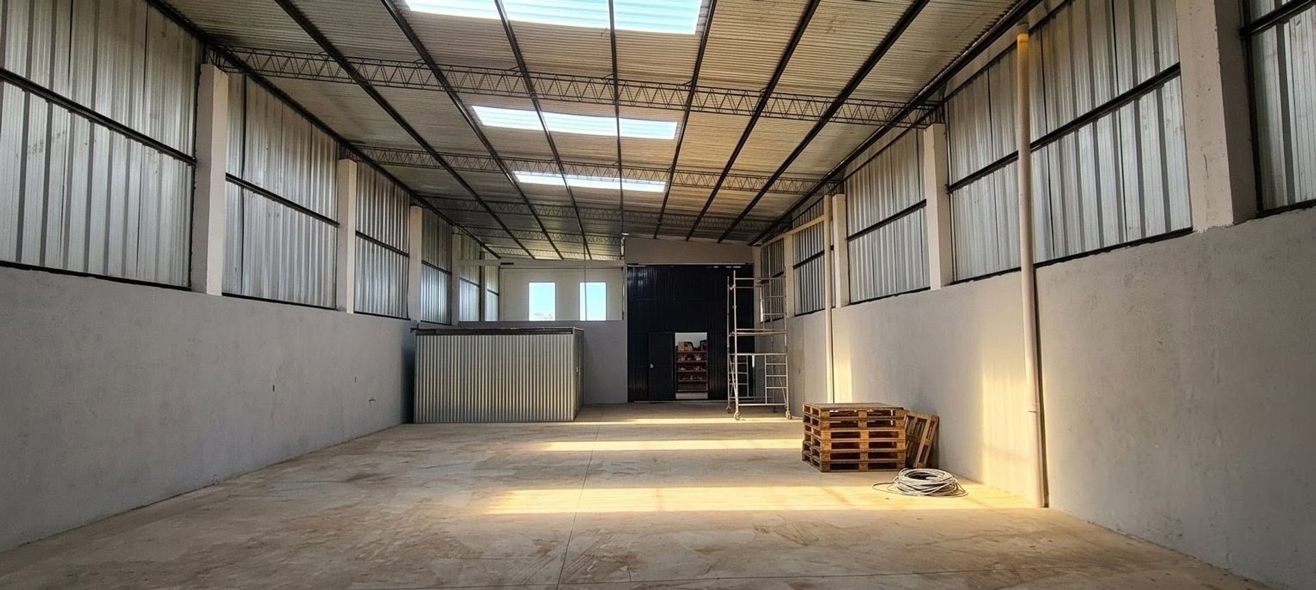 GALPON A ESTRENAR EN VENTA ZONA SUR 300 M2 - foto 3