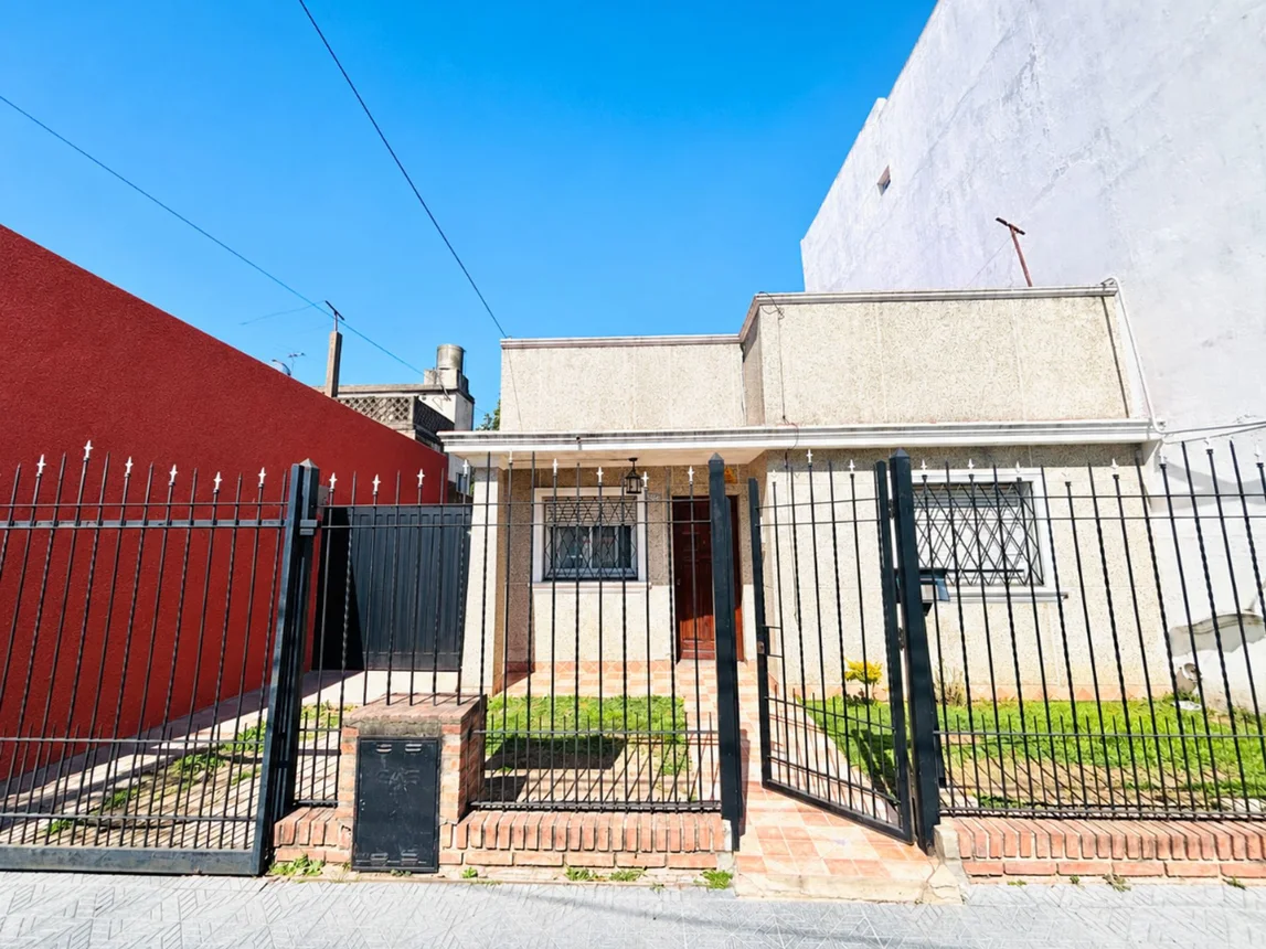 Casa de 4 ambientes en venta en Caseros, Gabriel Linares 4900