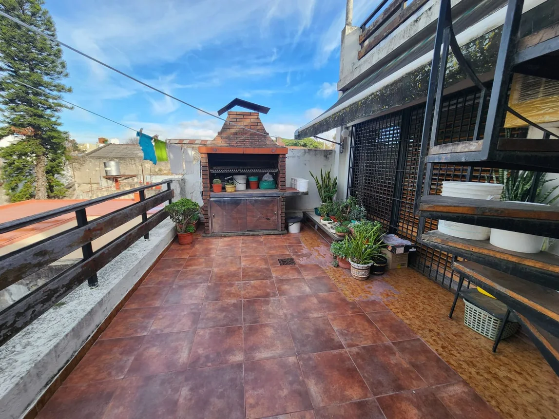 Casa de 5 ambientes en venta en Parque Chacabuco, Avenida Cobo 1400