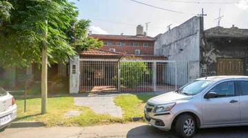 Casa multifamiliar con cochera y segunda vivienda
