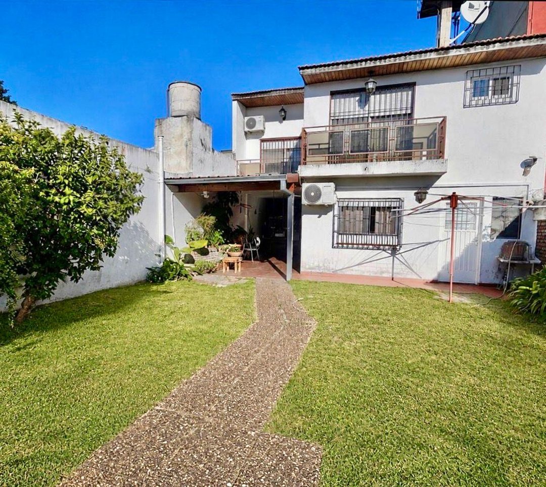CASA 4 AMB QUILMES Jardin cochera