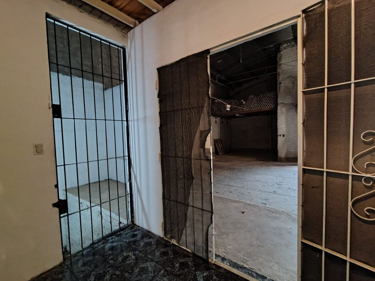 Foto 31 — VENTA BLOQUE GALPON +LOCALES+VIVIENDA MERLO