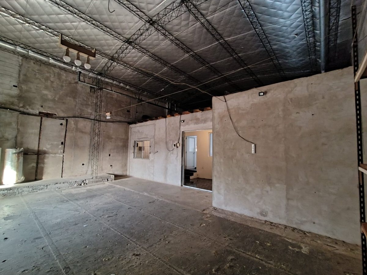 Foto 7 — VENTA BLOQUE GALPON +LOCALES+VIVIENDA MERLO