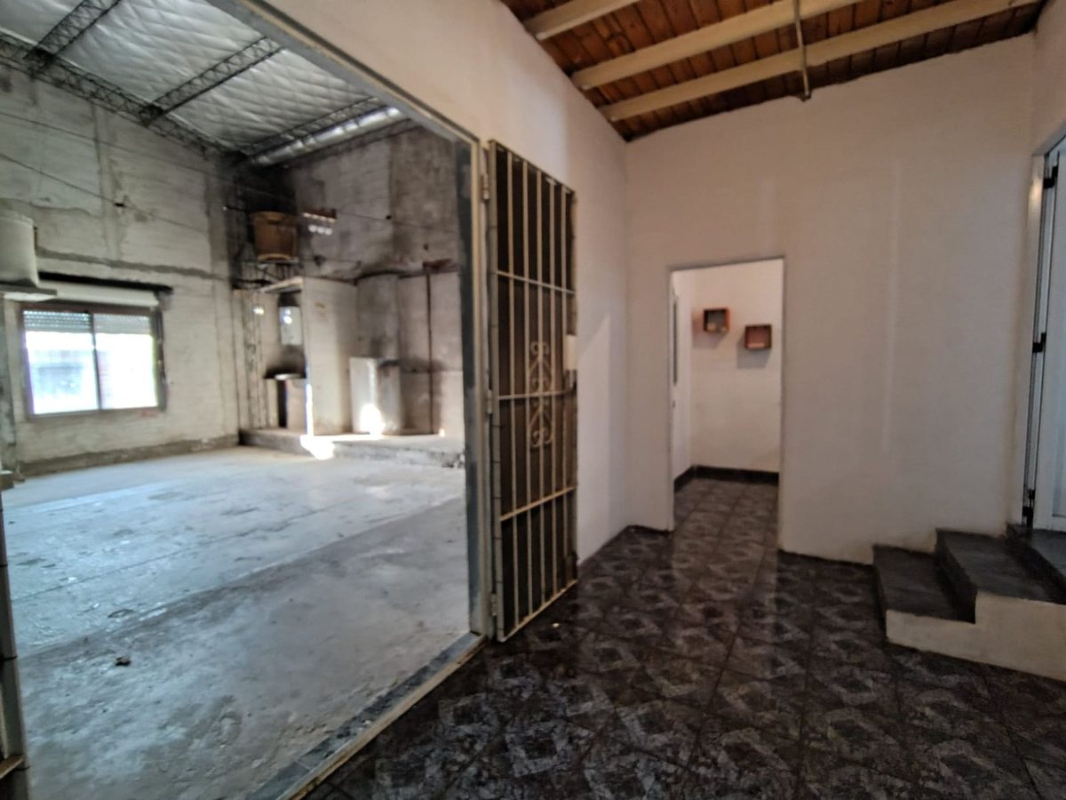 Foto 3 — VENTA BLOQUE GALPON +LOCALES+VIVIENDA MERLO