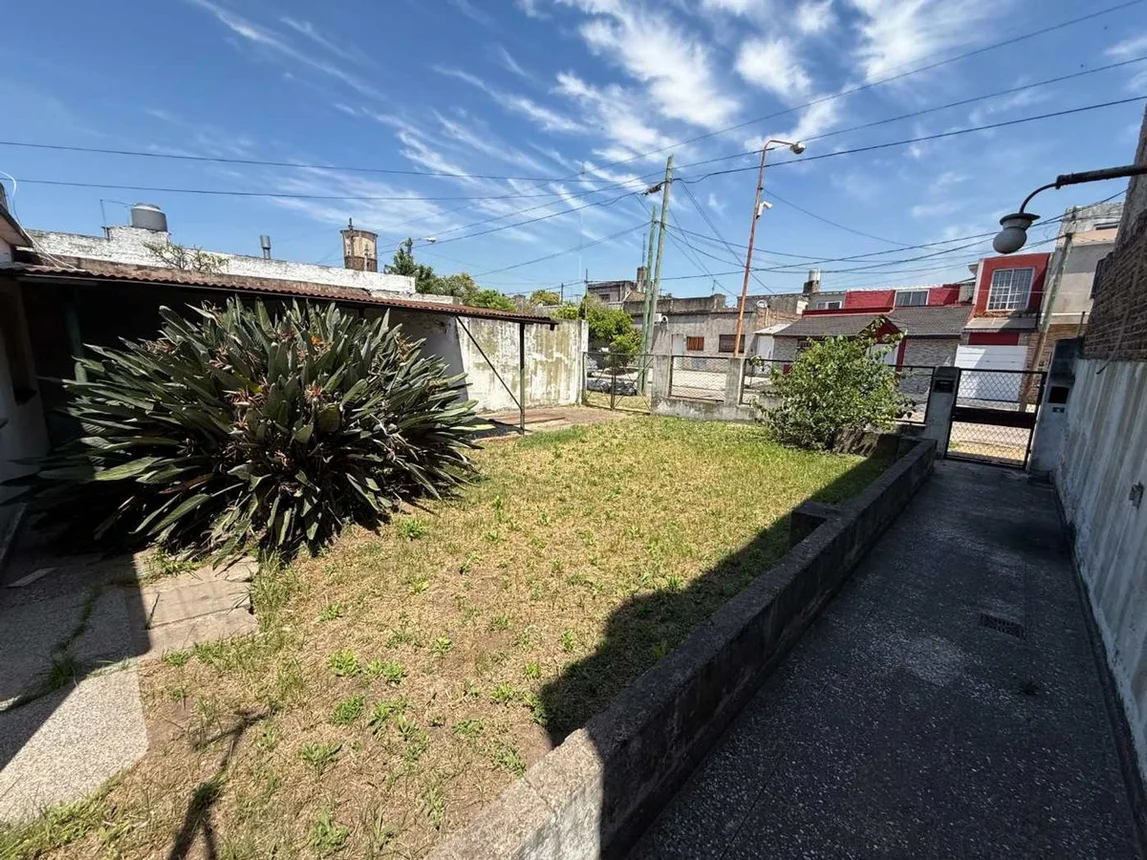 Casa de 4 ambientes en venta en La Tablada, Montenegro 400