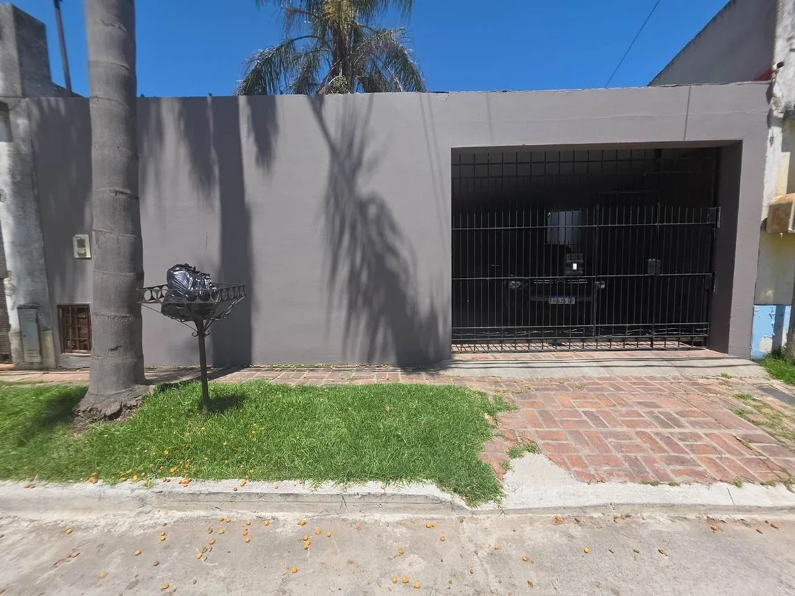 Casa de 4 ambientes en venta en Bernal Oeste, Ayacucho 800