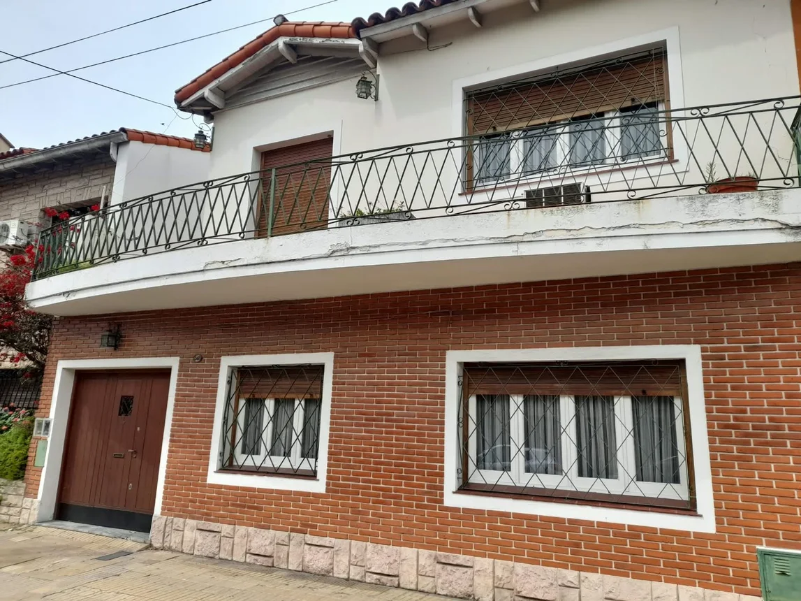 Casa de 5 ambientes en venta en Ramos Mejía, Tacuarí 300