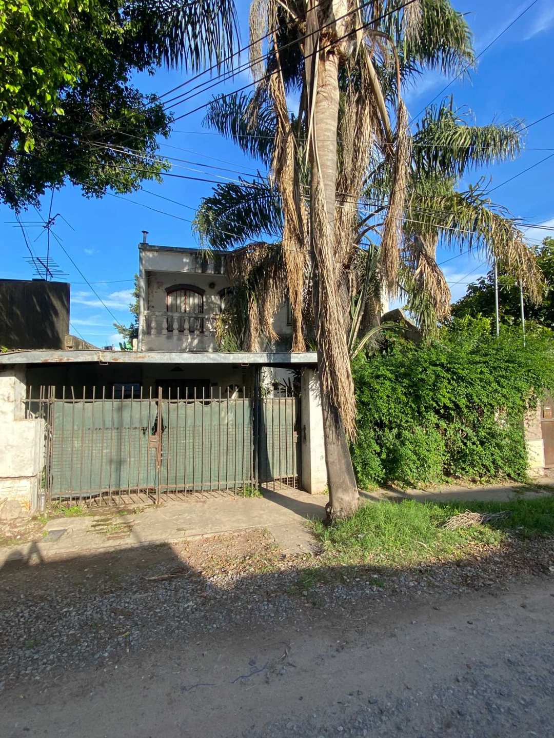 CASA DE DOS DORMITORIOS CON COCHERA
