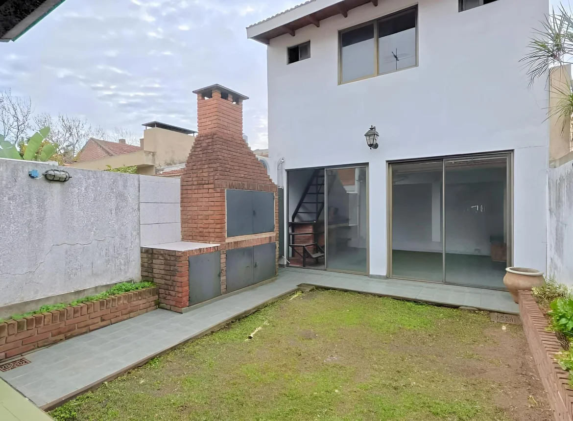 Casa dúplex de 4 ambientes en venta en Martínez, Caracas 2200