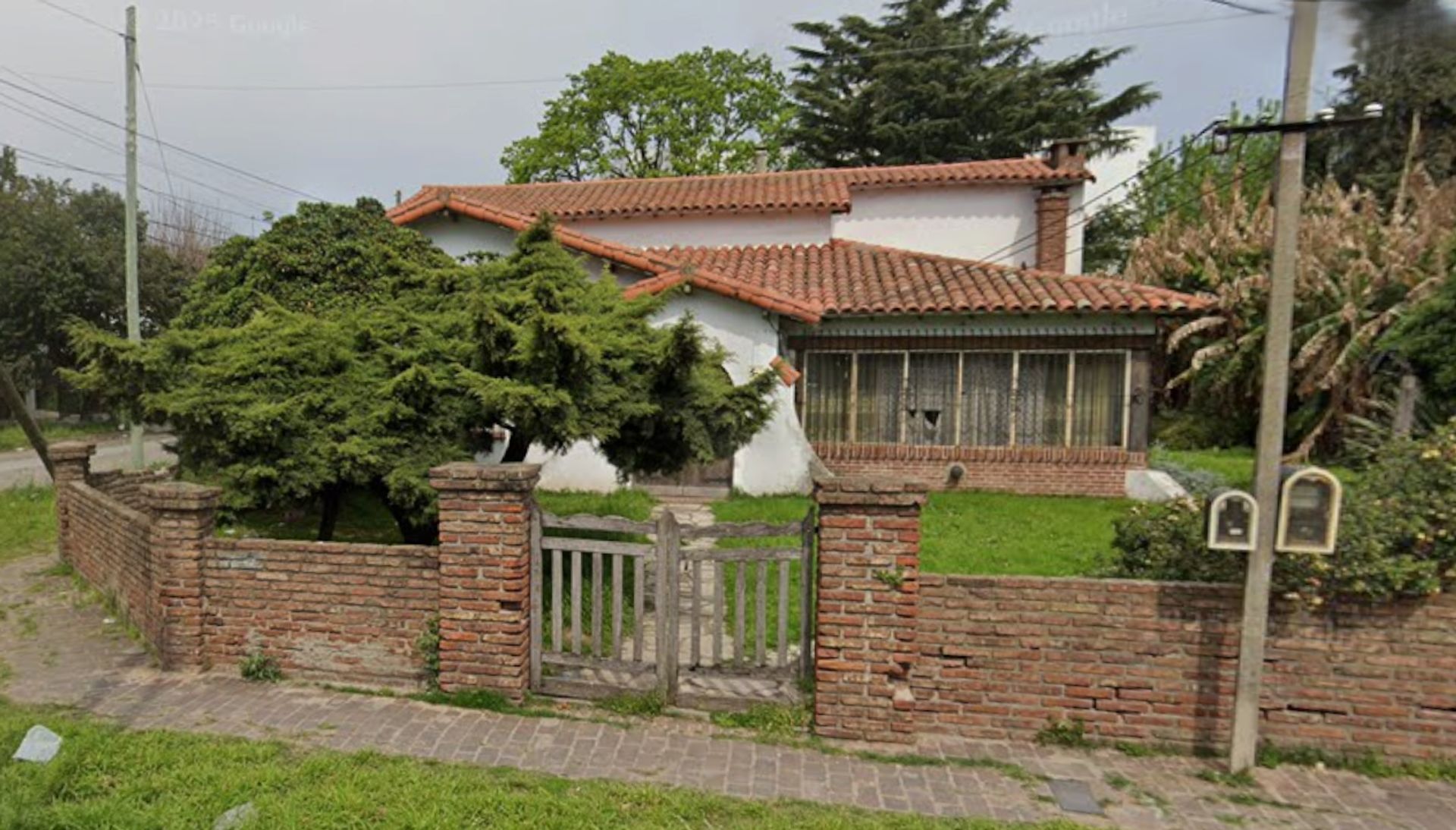 LOTE 1207 MTS2 VENTA EN BERNAL OESTE CON MEJORAS