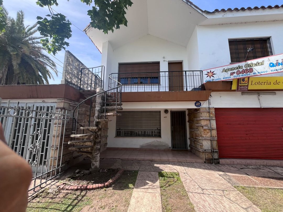 SE VENDE CASA 4 DORMITORIOS B. ALEJANDRO CENTENO