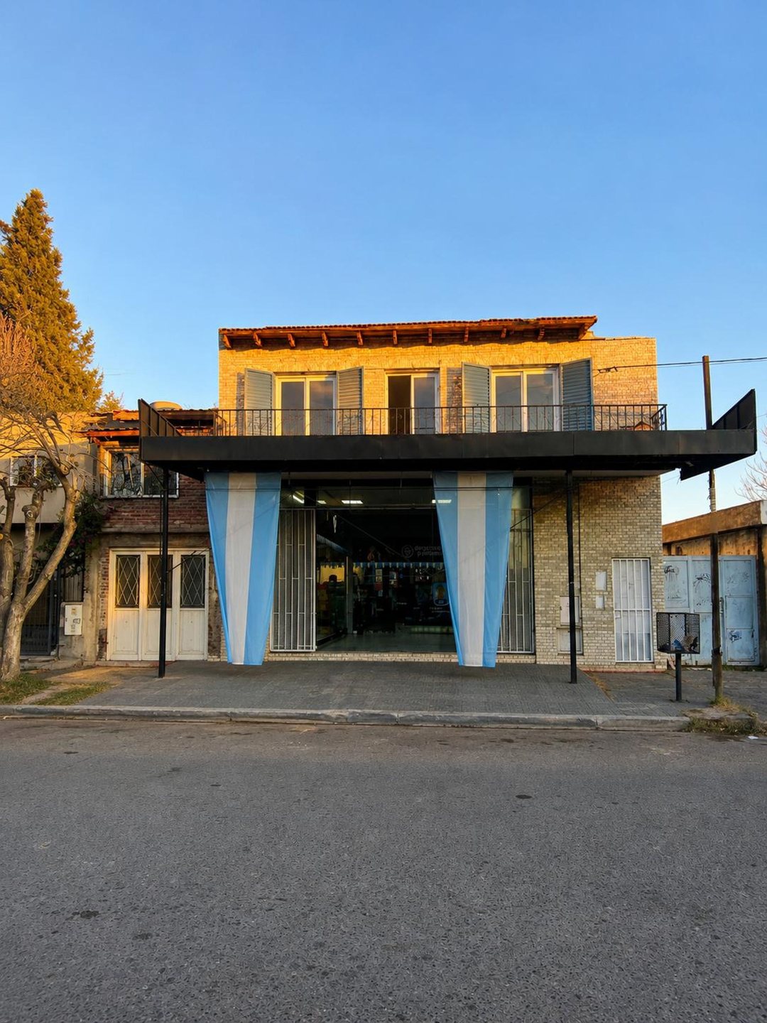 SALON COMERCIAL CON FRENTE DE RUTA