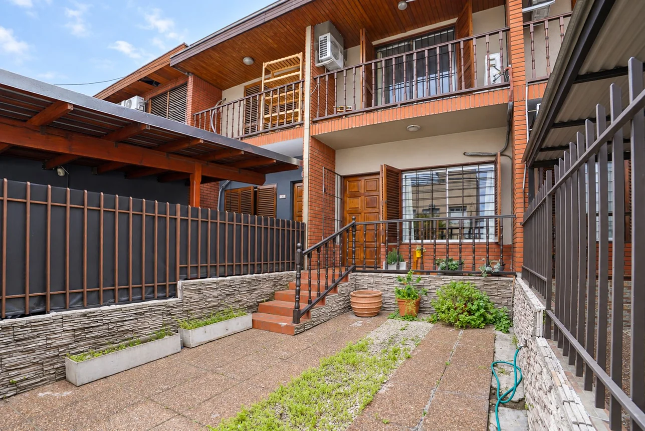 Casa tríplex de 4 ambientes en venta en Morón, Juan Larrea 700