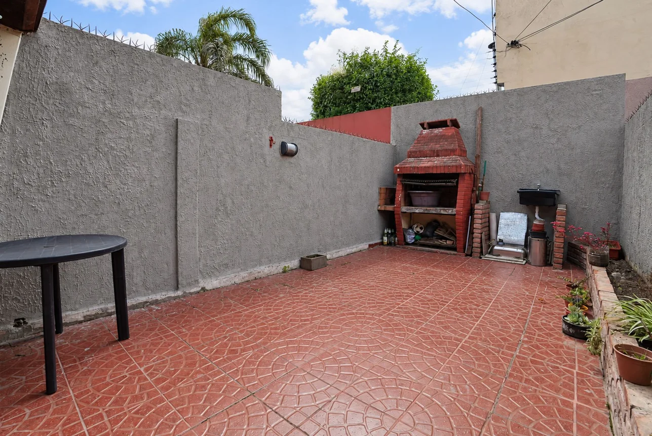 Casa tríplex de 4 ambientes en venta en Morón, Juan Larrea 700, foto 2