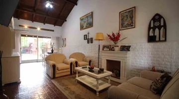 VENTA CASA CON JARDÍN Y PILETA BARRIO MARINA