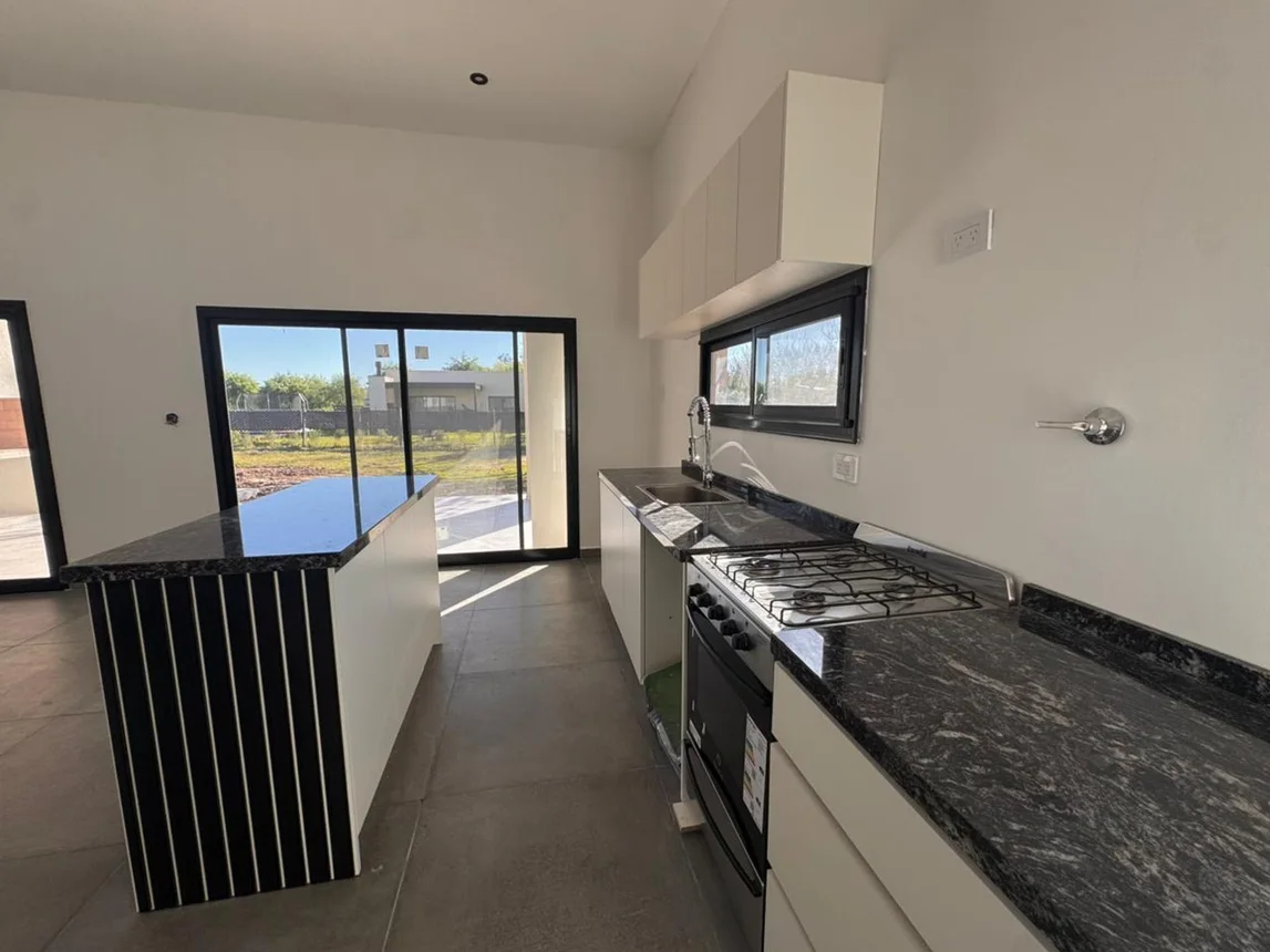 Casa en venta en Pilar, foto 3