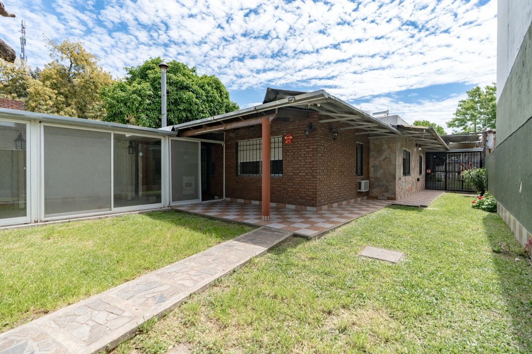 VENTA CASA 4 DORMITORIOS ALBERDI PB COCHERA JARDIN