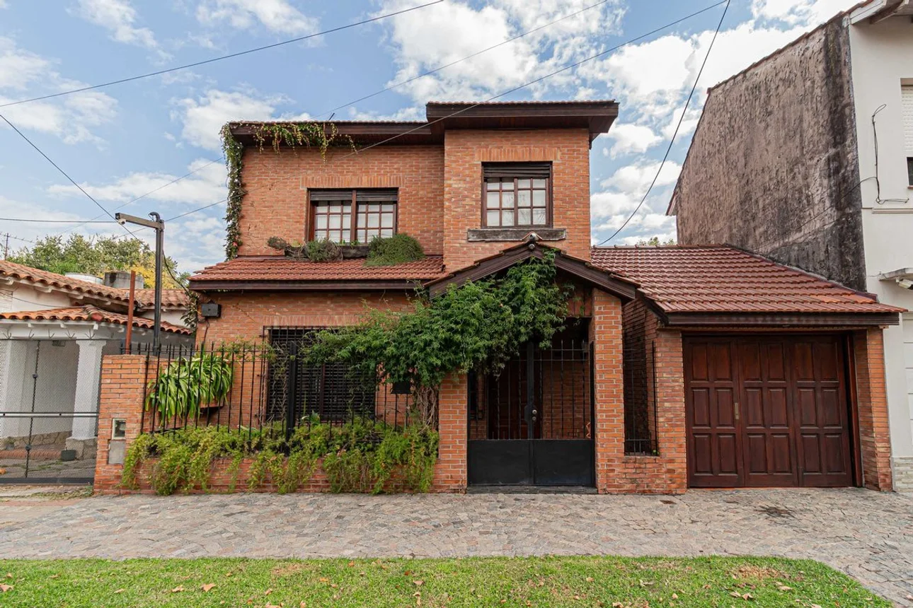 Casa de 5 ambientes en venta en Temperley, Solís 400