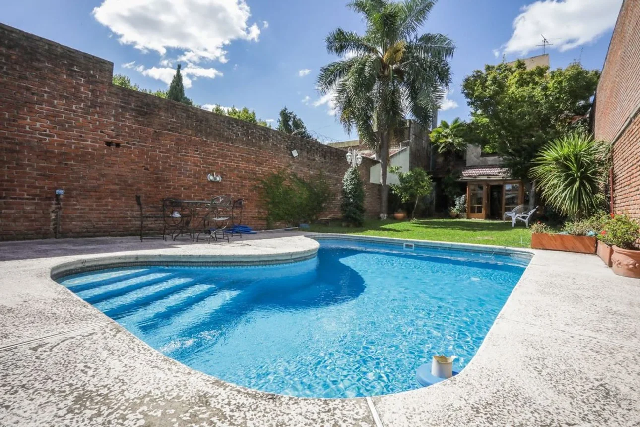 Casa tríplex de 7 ambientes en venta en Villa Real, Víctor Hugo 2500