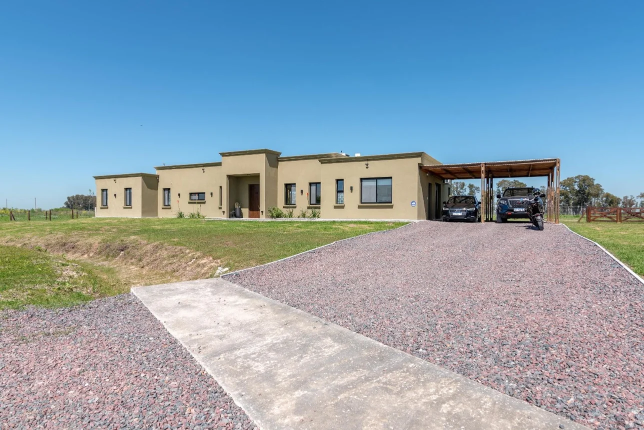Casa de 5 ambientes en venta en Ezeiza, Avenida Pereda 0