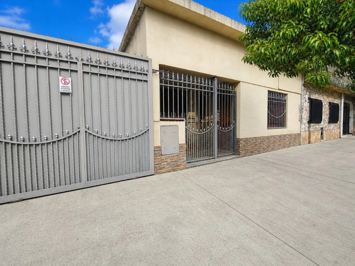 Casa de 4 ambientes en venta en Isidro Casanova, Lavadero 0