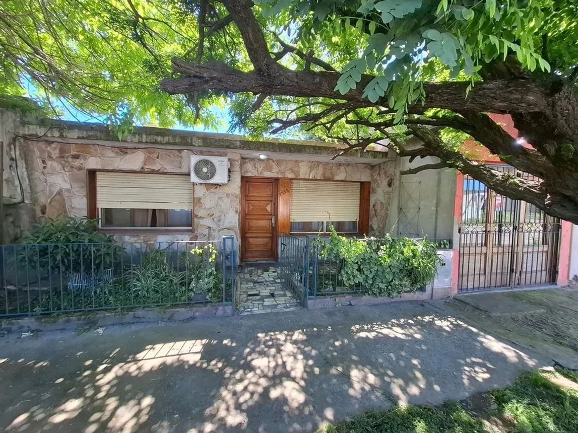 Casa de 3 ambientes en venta en Quilmes, Monroe 1700