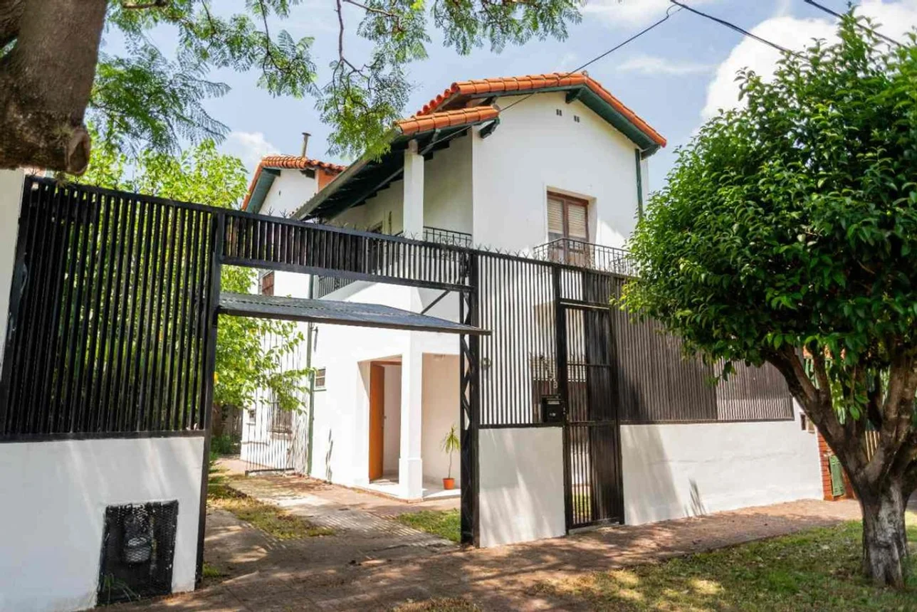 Casa de 3 ambientes en venta en Don Bosco, Avenida Caseros 2600