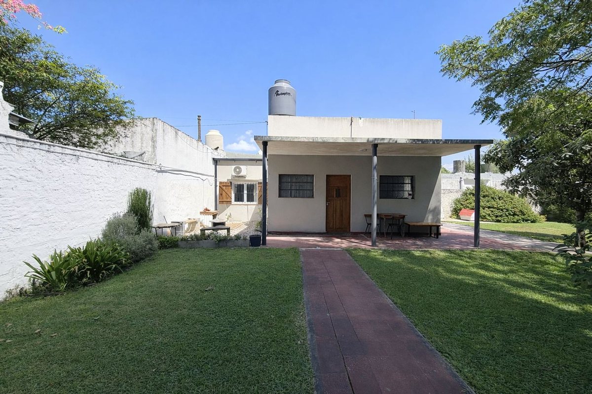 VENTA CASA 3  AMBIENTES EN BERNAL