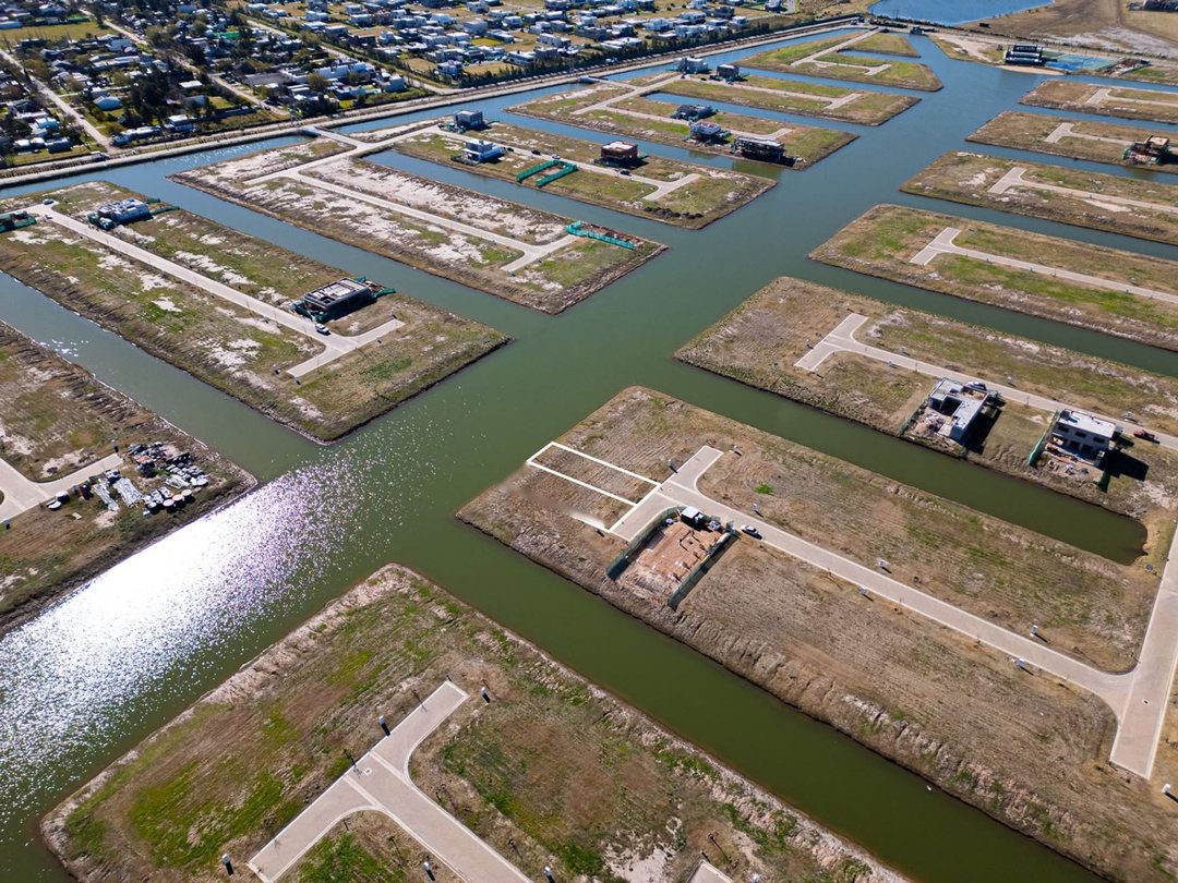 VENTA LOTE FUNES LAKES SOBRE EL CANAL CENTRAL