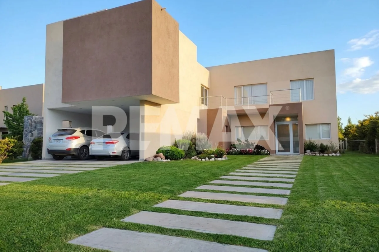 Casa de 7 ambientes en alquiler en Neuquén, Sargento Bejarano 2400